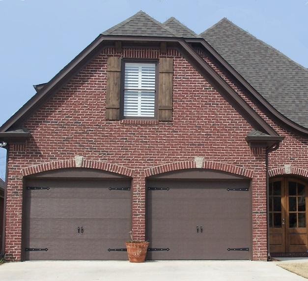 A brick building with garages
Description automatically generated with low confidence