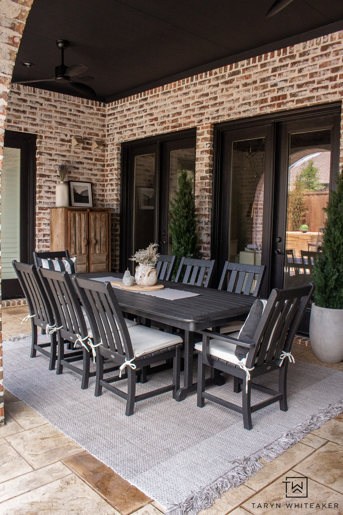 Brick outdoor dining area with stone flooring - North Georgia Brick